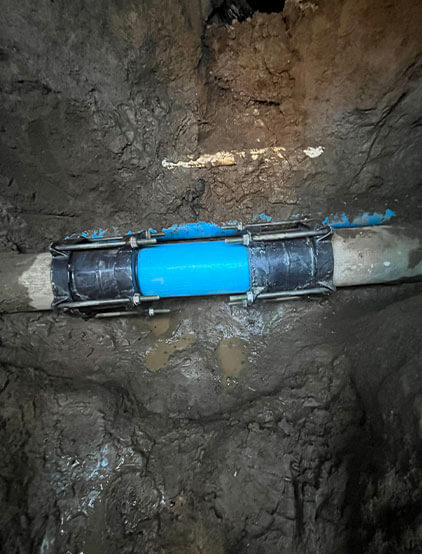 Repair coupling clamped onto a buried line